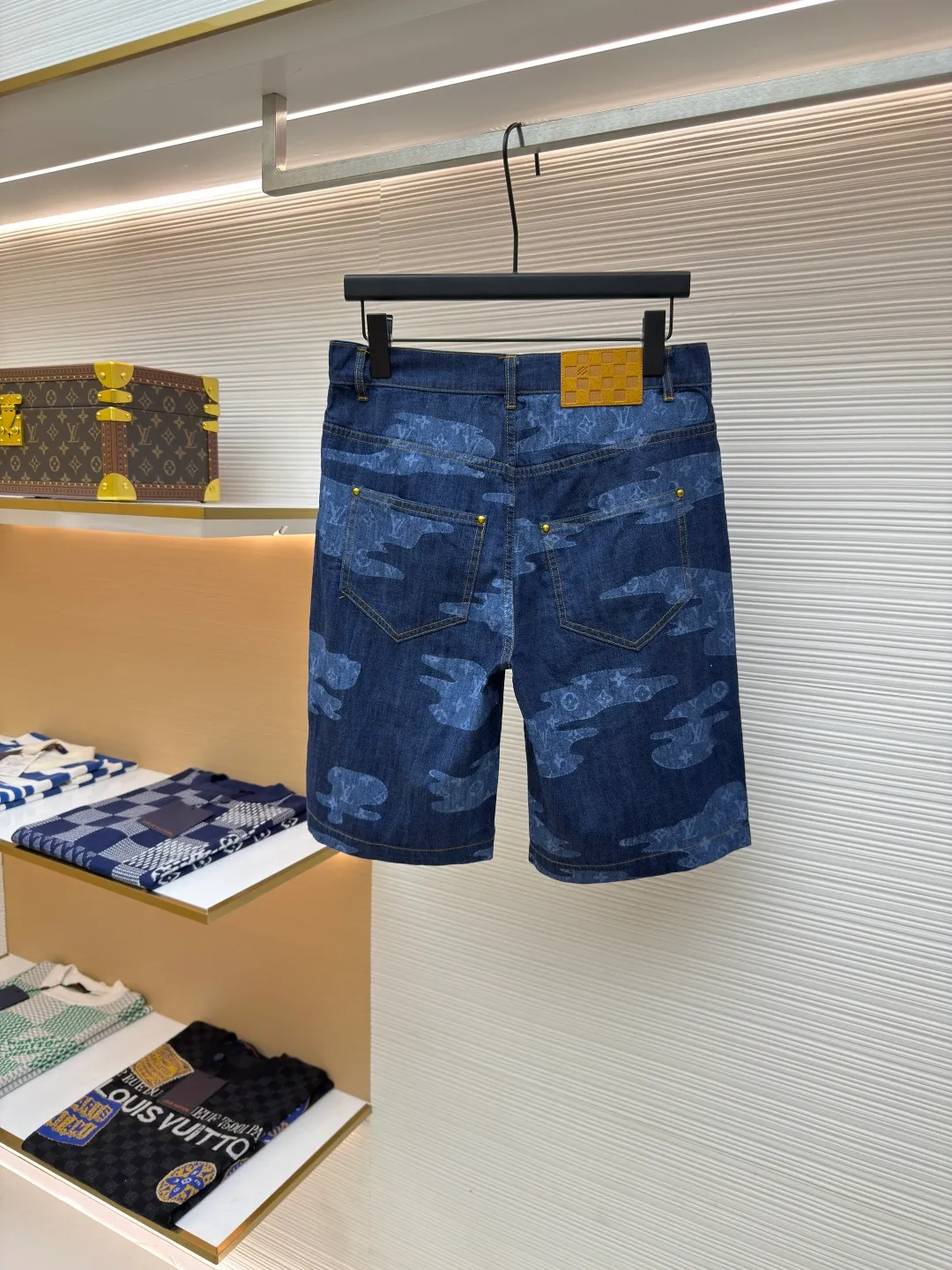 LOUIS VUITTON chambray shorts ●Authentic product: 12000 purchased and developed ●Item number: 1680264-A75 ●Fabric: Lyocell fiber denim fabric ●Technology: Made on positioning cutting machine ●Version: Fitted version ●Weight: about 260 grams ●Size: S-M-L-XL ●Description: Made of Lyocell fiber denim TR lining, positioning cutting machine, garment washing and fading, customized 1:1 pearl buttons, customized 1:1 rivets, customized 1:1 zippers, customized 1:1 leather labels, customized 1:1 trademarks. The overall wiring is straight and delicate, the fabric is comfortable and soft, and the color is consistent without color difference. It can be matched with the same style to create a fashionable look and control various occasions. Customized accessories, complete with three standards, same style for men and women!